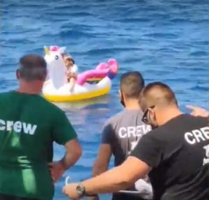 Rescatan en alta mar a una niña de 4 años aferrada a su flotador ...