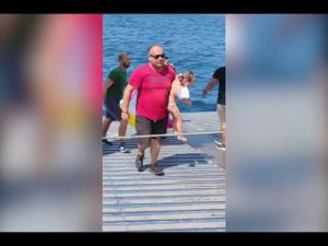 Rescatan a una niña que iba en un flotador en el mar | Ecuavisa