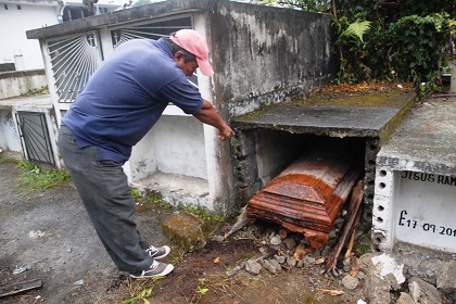 Se roban los restos de un cadáver en el cementerio de El Carmen ...