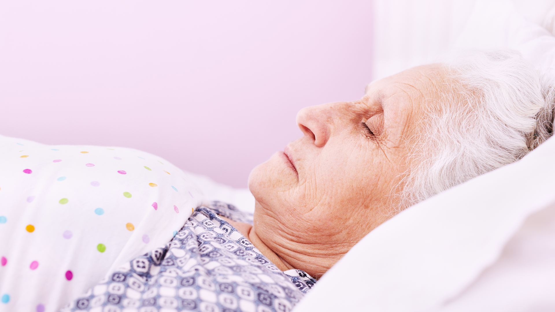 Estuvo con el cadáver de su madre muerta por tres semanas pensando que sólo dormía | Telemundo