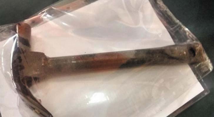 Le cae a martillazos a su mujer y después hace una locura en la vía