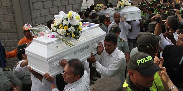 Entierro de los niños que fallecieron en la tragedia de Fundación, Magdalena - Archivo Digital de Noticias de Colombia y el Mundo desde 1.990 - eltiempo.com