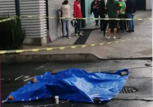 Sujeto se lanza a las llantas de un camión de la basura para suicidarse (Video) - Letra Roja