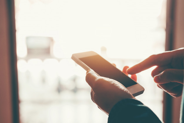 Hombre escribiendo mensaje de teléfono en la red social | Foto Premium