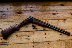 La Escopeta Encargó De Las Balas Y De Las Balas De Repuesto En Piso De Madera, Imagen de archivo - Imagen de repuesto, madera: 83153939