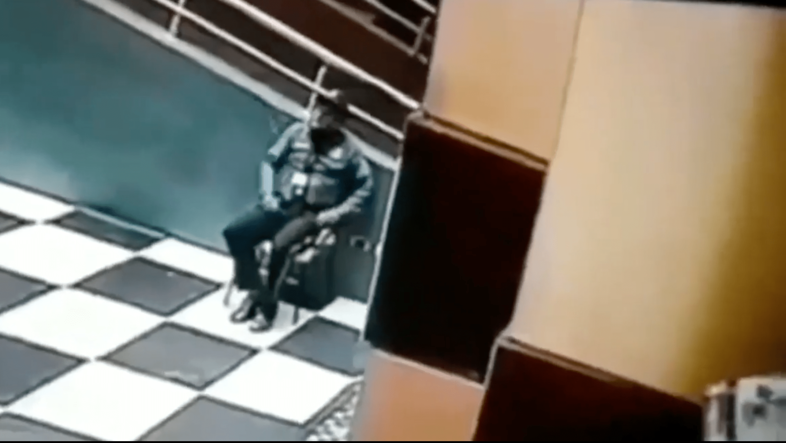 Amistad nivel: Fantasma va al trabajo y se despide de un guardia de seguridad