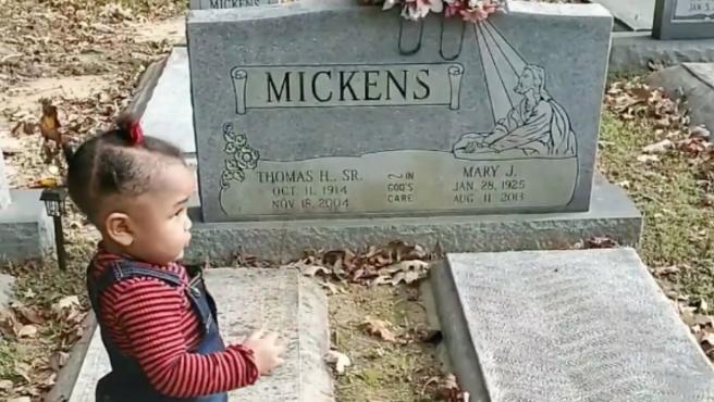 La niña, en el cementerio.