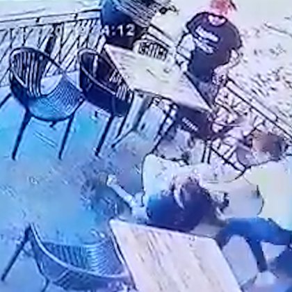 El dueño del local logra contener al secuestrador con una toma de lucha