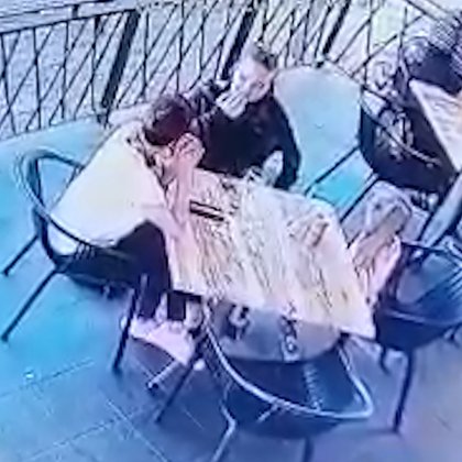 La pequeña comía con su madre y una mujer cuando se produjo el ataque