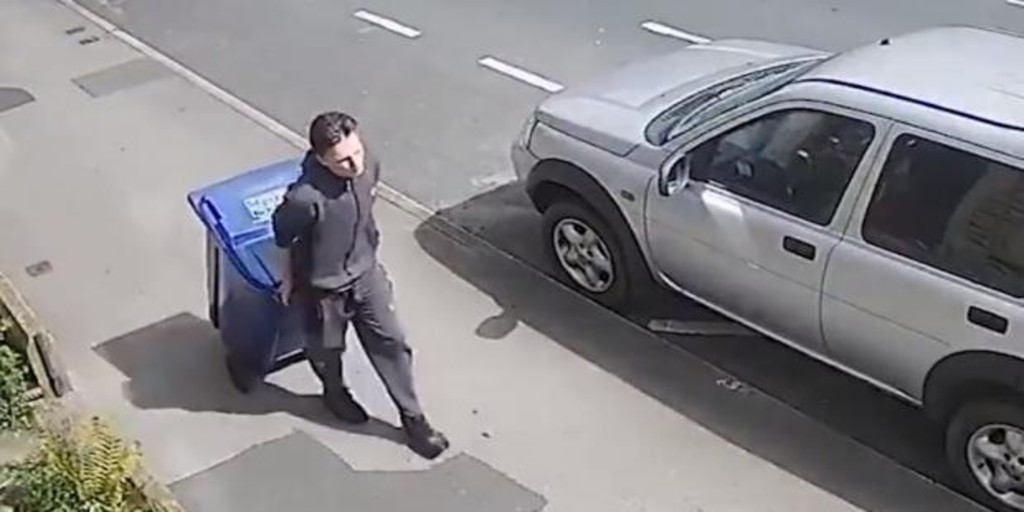 Un joven mata a una maestra a plena luz del día y la entierra en una tumba improvisada