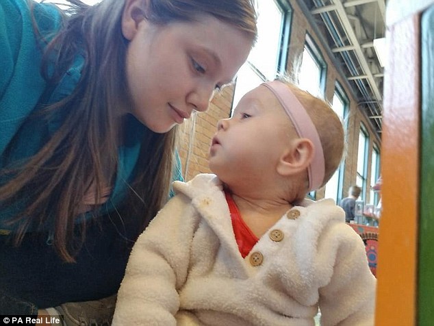 Tiene que bañar a su niña de un año con CLORO por su rara condición médica (FOTOS) - LaPatilla.com