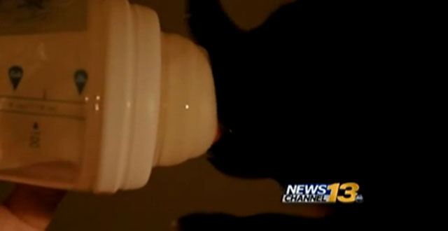 mujer-salva-vida-cachorro-dandole-leche