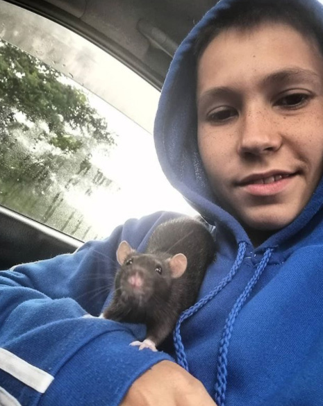 Parece un adolescente, pero tiene 32 años: un hombre que dejó de envejecer hace 20 años comparte su historia