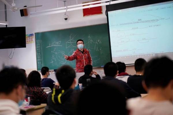 Muere niña luego de que su profesor la golpeara...
