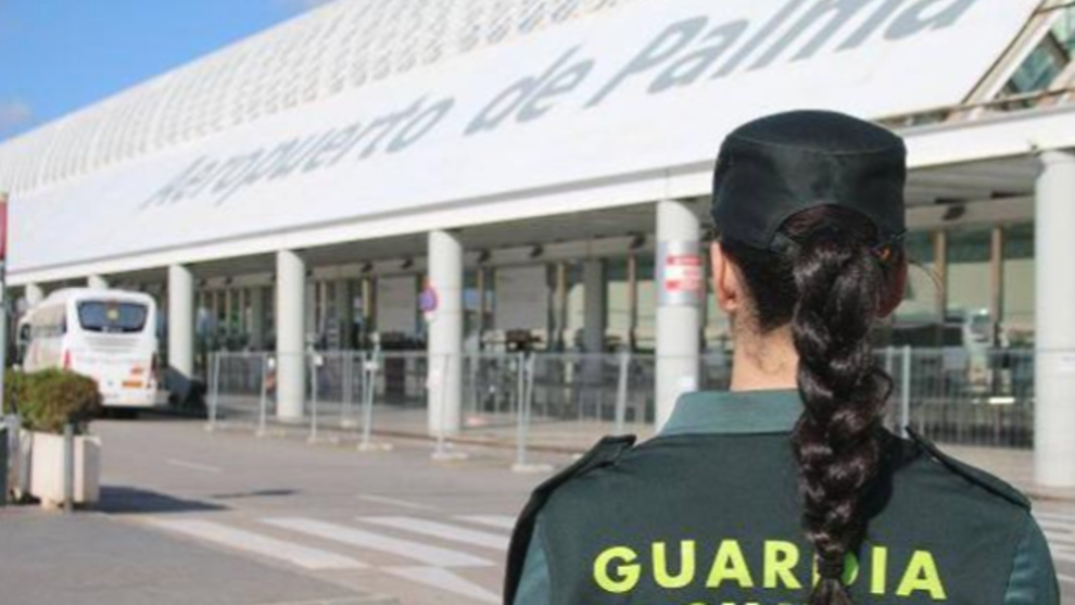 Detenido un pasajero de avión en Palma tras arrancar de un mordisco...