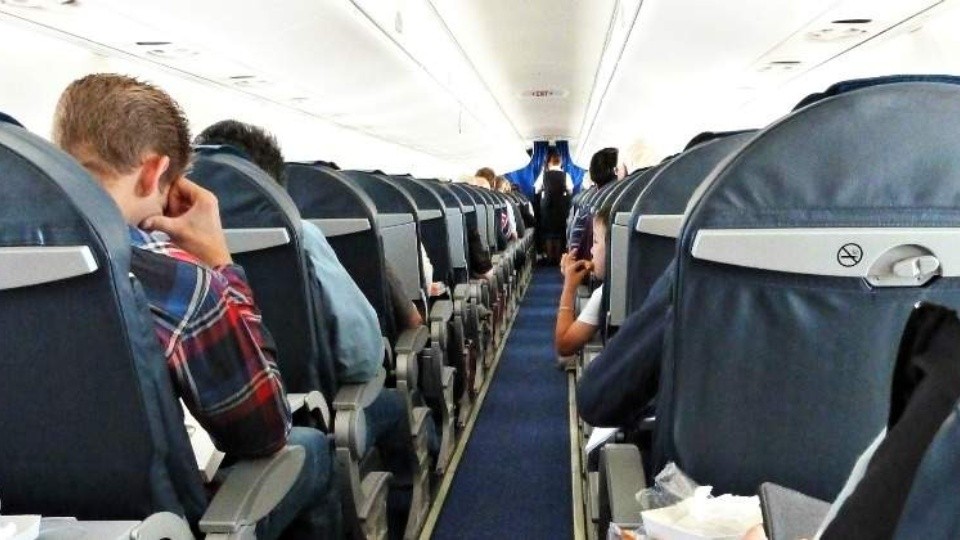 Incidente en avión termina con un joven arrancando la oreja de otro en España(Un joven mordió a otro pasajero y le arrancó parte de la oreja durante una pelea el jueves a bordo de un avión )