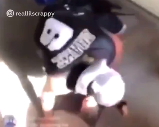 Hombre agredió a su hija de 14 años en una transmisión en vivo | Tele 13