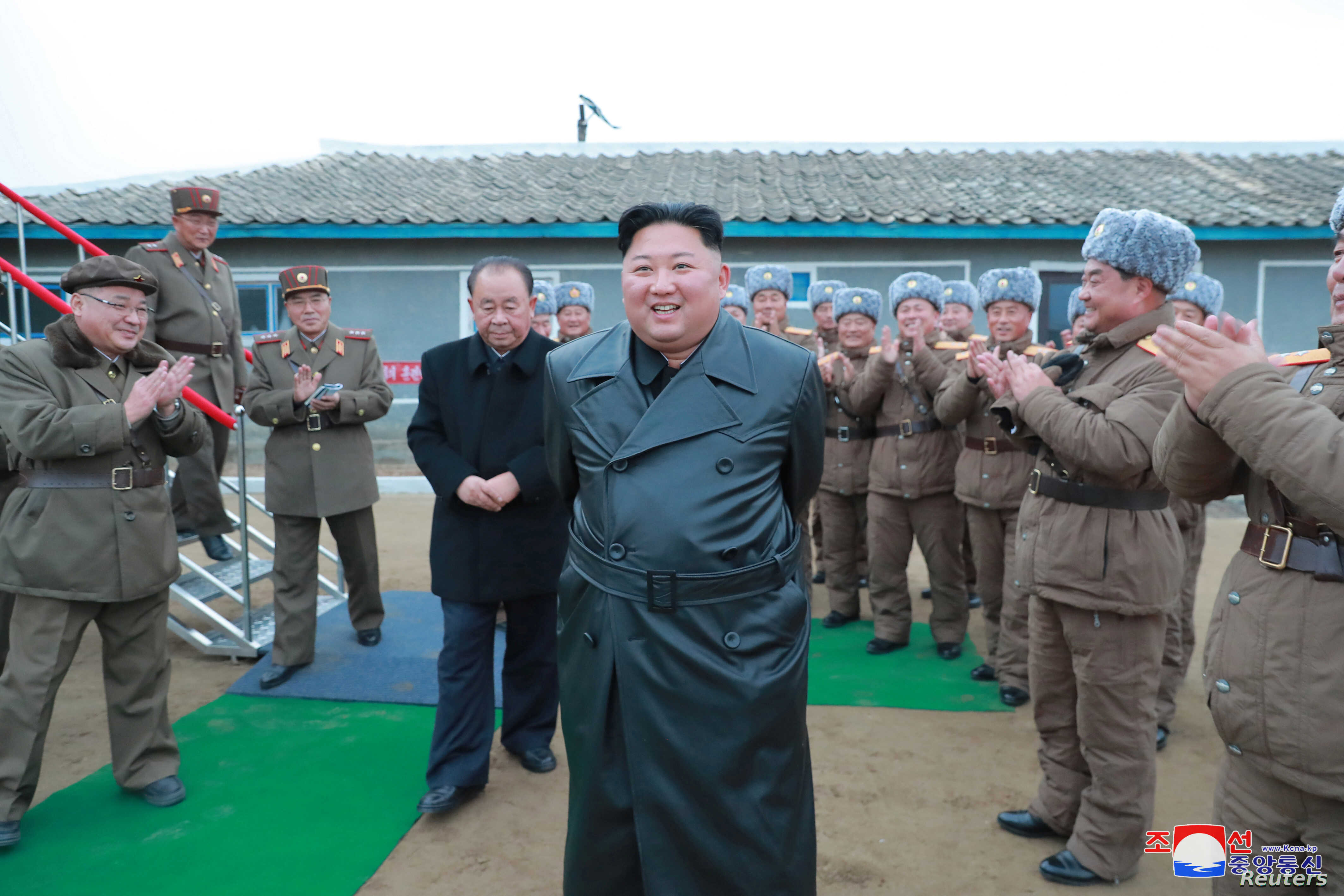 “와.. 걸리면 진짜 3대를 멸할 만 하네..”…북한에서 몰래 보다가 적발되면 ‘3대’가 작살난다는 성인물.jpg - Newsnack