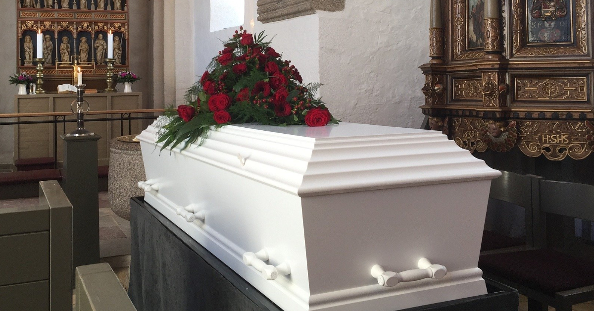 Mujer despidió a su esposo fallecido bailando reguetón sobre el ataúd