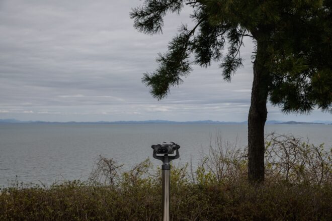 Vista general del litoral norcoreano desde la isla de Yeonpyeong, controlada por Corea del Sur, el 24 de abril de 2018