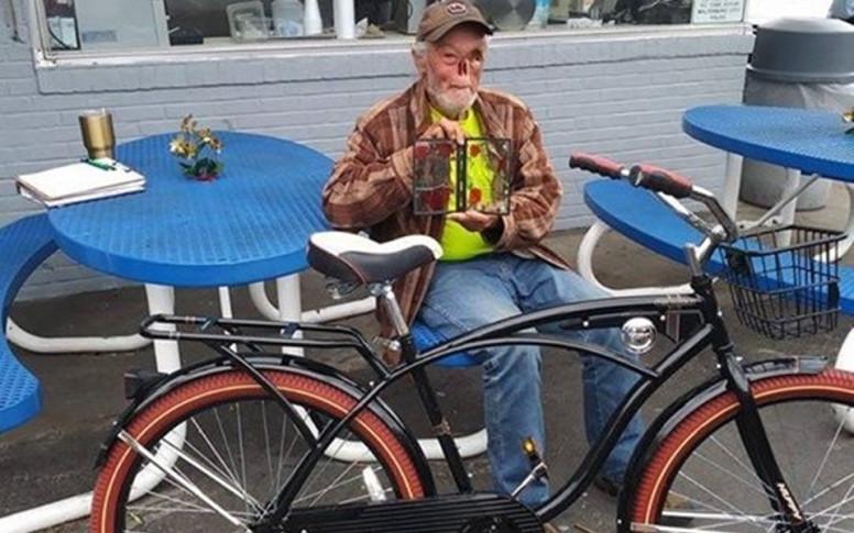 Echan a un hombre desfigurado por el cáncer de un restaurante por