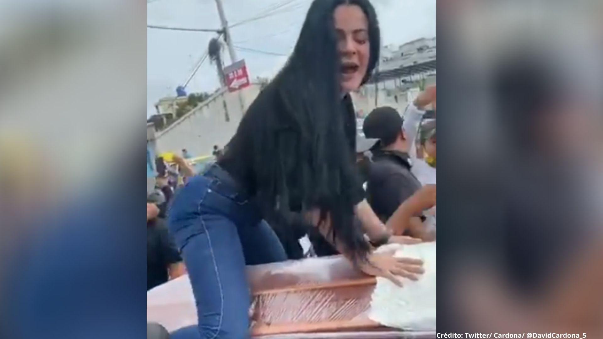 VÍDEO] Perrea en el ataúd de su novio asesinado