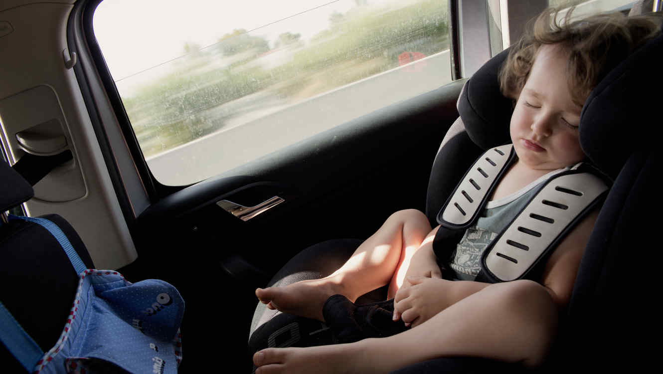 Este es el error que los padres comenten al pensar en los niños que mueren  encerrados en autos | Telemundo