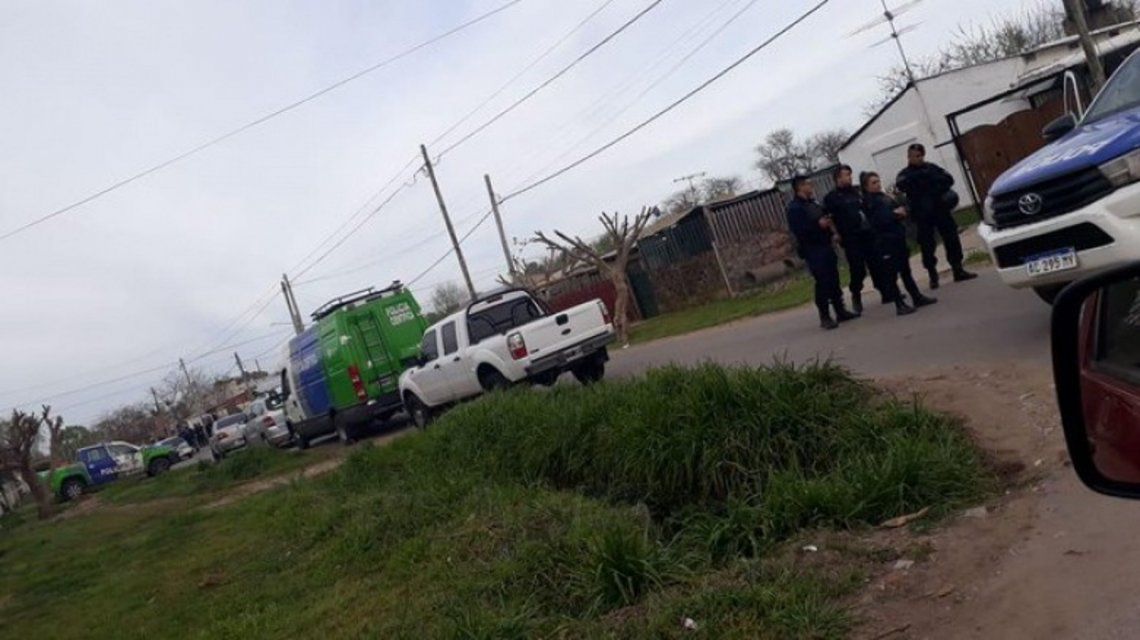 Los Hornos: abusaba de su hijastra, lo descubrieron y se atrincheró con ella en su casa | Abuso sexual, La Plata