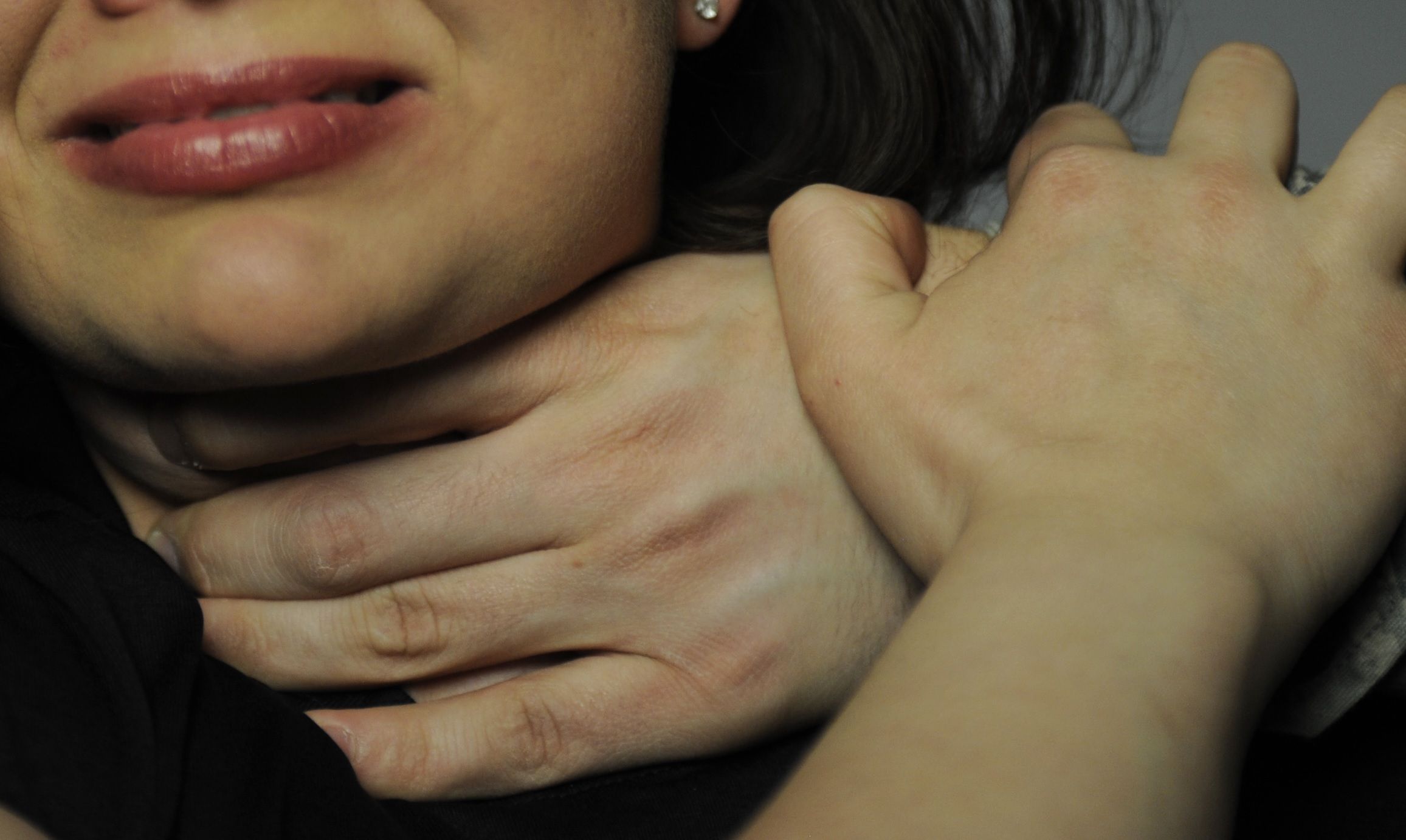 HORRIBLE: Secuestran a una chica de 17 años durante días y la violan entre 20 hombres