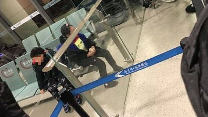 Pareja abandonó a sus hijos antes de un vuelo por sospecha de coronavirus