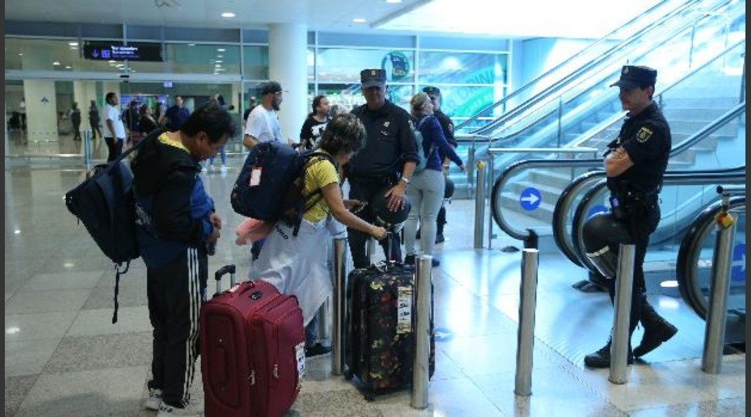 Pareja abandonó a sus hijos en aeropuerto por temor a que tengan coronavirus | Crónica | Firme junto al pueblo