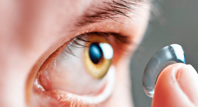 Mujer sufrió terribles consecuencias tras meterse a la piscina con lentes de contacto