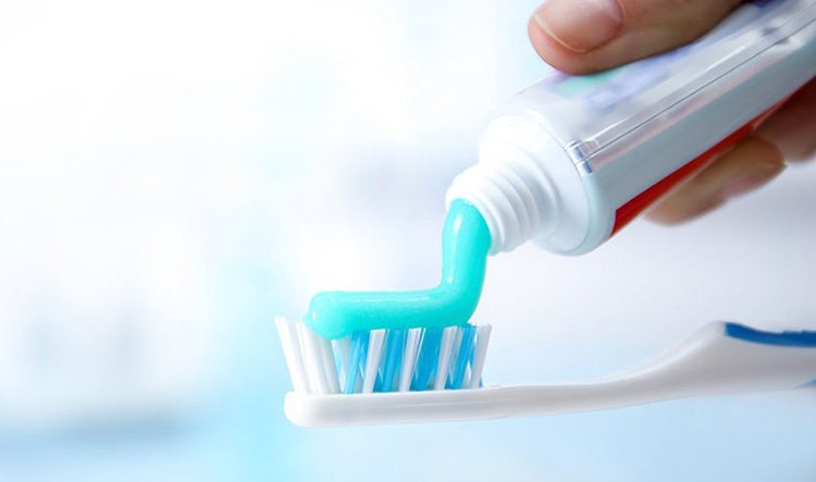 Qué cantidad de pasta tengo que echar en mi cepillo dental?