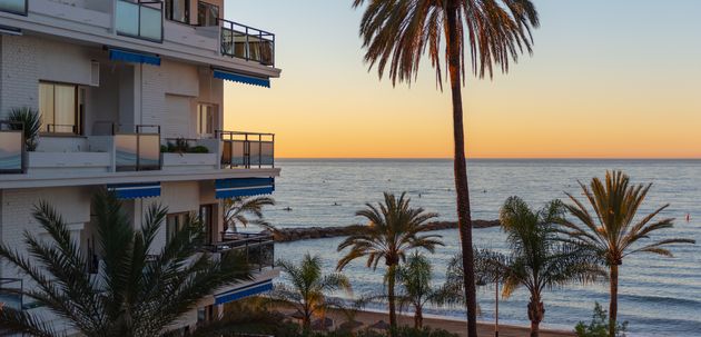 Dos hombres mueren en un hotel de Marbella al caer uno de ellos sobre el otro, que estaba en una terraza | El HuffPost