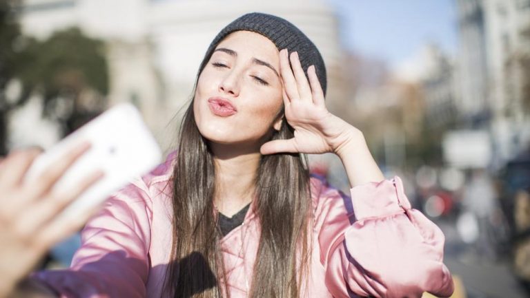Por tomarse selfies, niñera dispara arma accidentalmente a niño