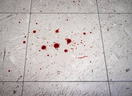 Víctima De Un Crimen Escena Del Crimen Manos Con Salpicaduras De Sangre En El Piso Fotos, Retratos, Imágenes Y Fotografía De Archivo Libres De Derecho. Image 70019865.