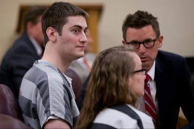 La pareja al recibir la condena por la muerte de su hija