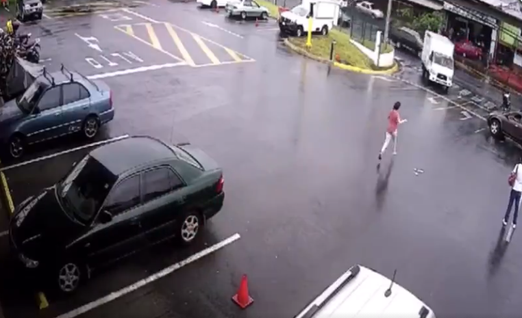 Video | Un bebé fue atropellado en un estacionamiento pero se salvó de milagro - La 100