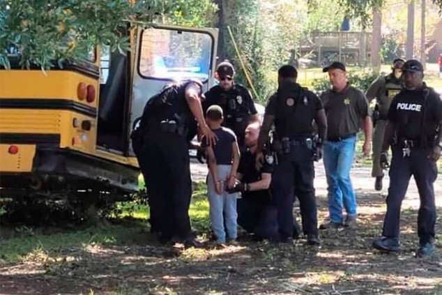 Niño roba el bus escolar y desata una persecución policial | SoyMotor.com
