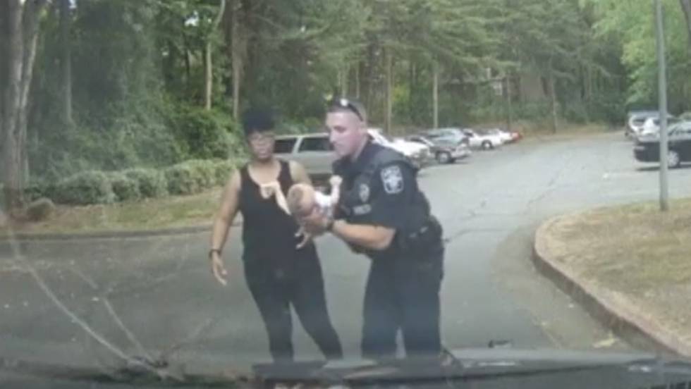 Vídeo: Un policía salva la vida de un bebé en EE UU | Actualidad | EL PAÍS