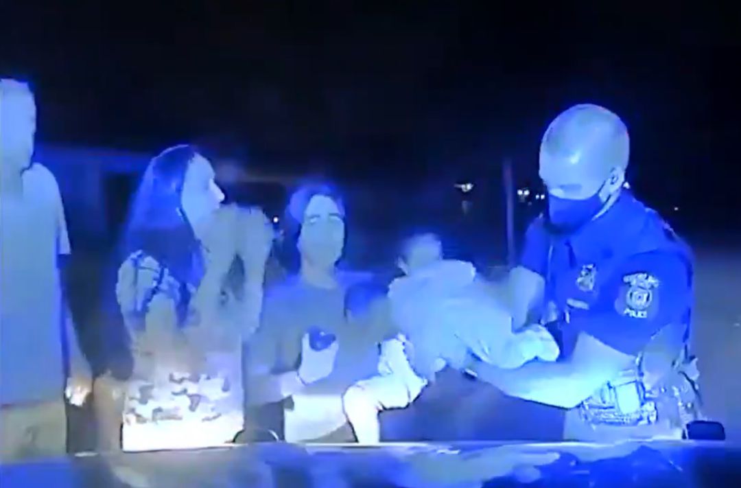 El emocionante vídeo de un agente de policía salvando a un bebé de tres  semanas de morir ahogado | Internacional | Cadena SER