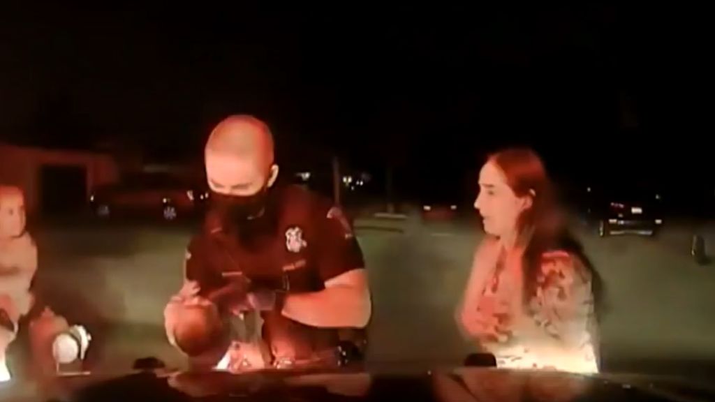 Un policía salva a un recién nacido de morir ahogado - Telecinco