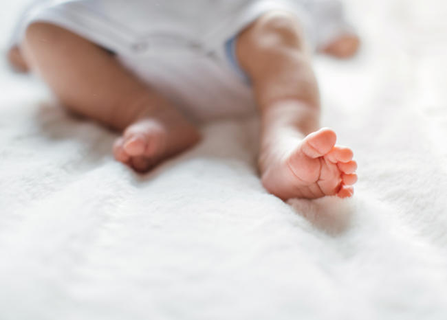 Bebé muerto por desnutrición y pañal sucio