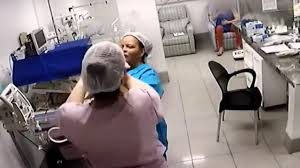 Un bebé cae de una incubadora por un descuido de las enfermeras | #LaDos