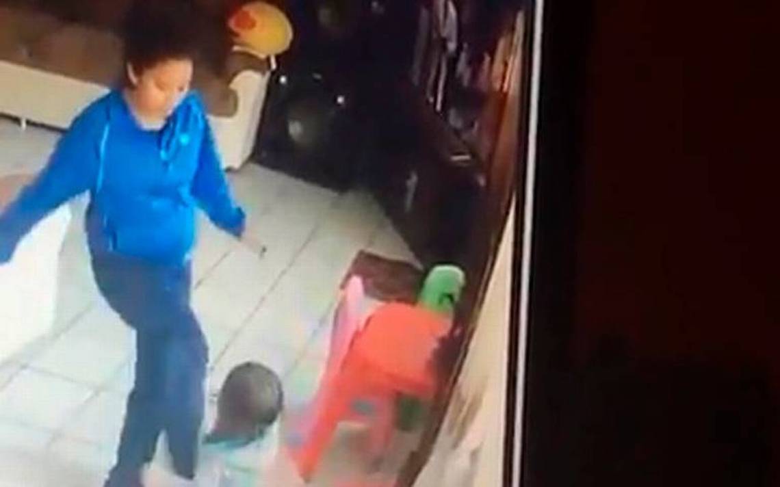 Video] A patadas niñera golpea brutalmente a niños gemelos - El Sol de San Luis