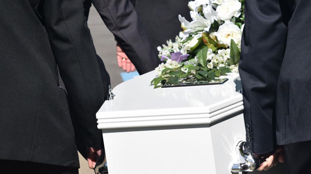 Dio a luz a gemelos, su esposo murió y en pleno funeral ocurrió inesperada tragedia | TVNotas ¡Irresistible!