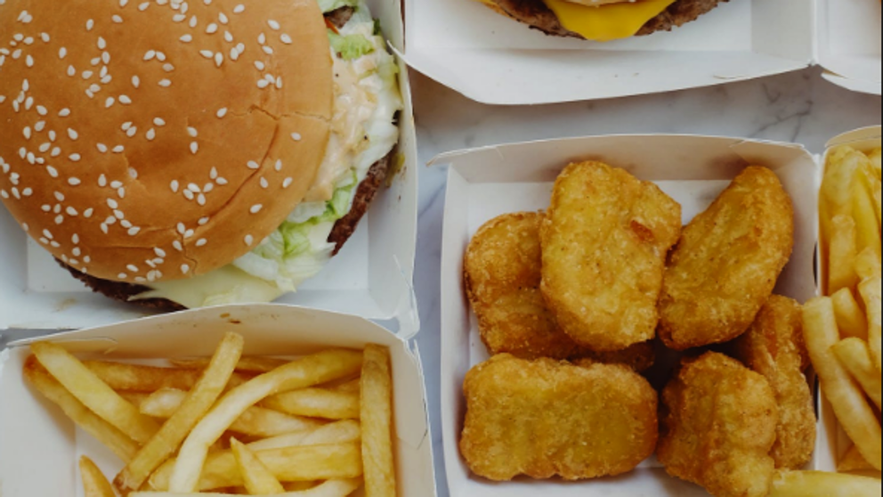 Mascarilla: Una niña casi muere ahogada tras ingerir un nugget que contenía  una mascarilla quirúrgica