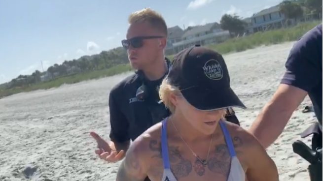 Facebook: Detenida por ir a la playa en tanga después de ser denunciada por  otra mujer