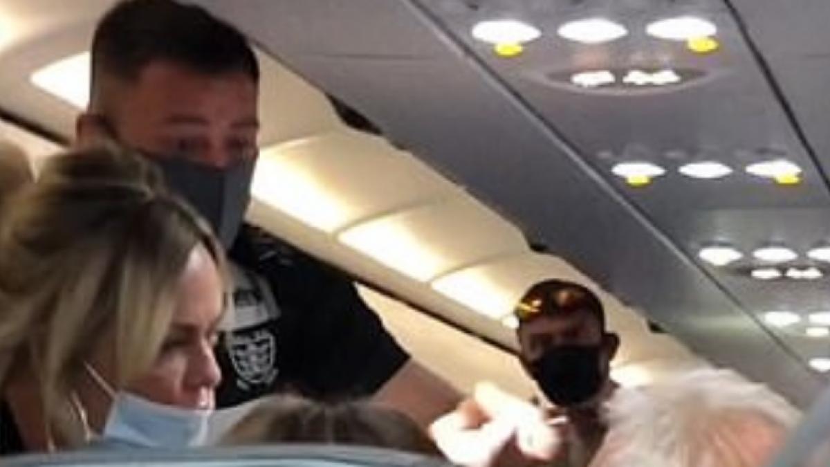Un pasajero de Easyjet que se niega a usar máscara es abofeteado por su  esposa y provoca una pelea masiva