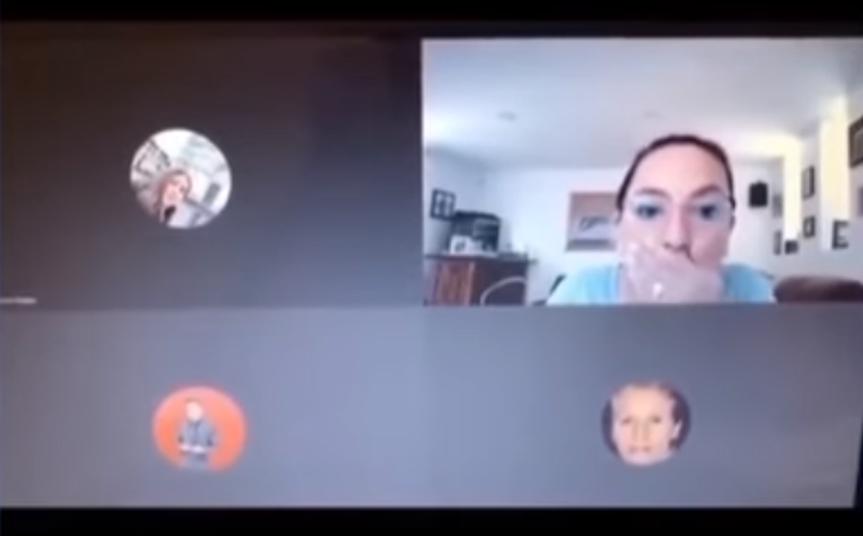 Maestra insulta a alumnos en videollamada sin saber que la escuchaban